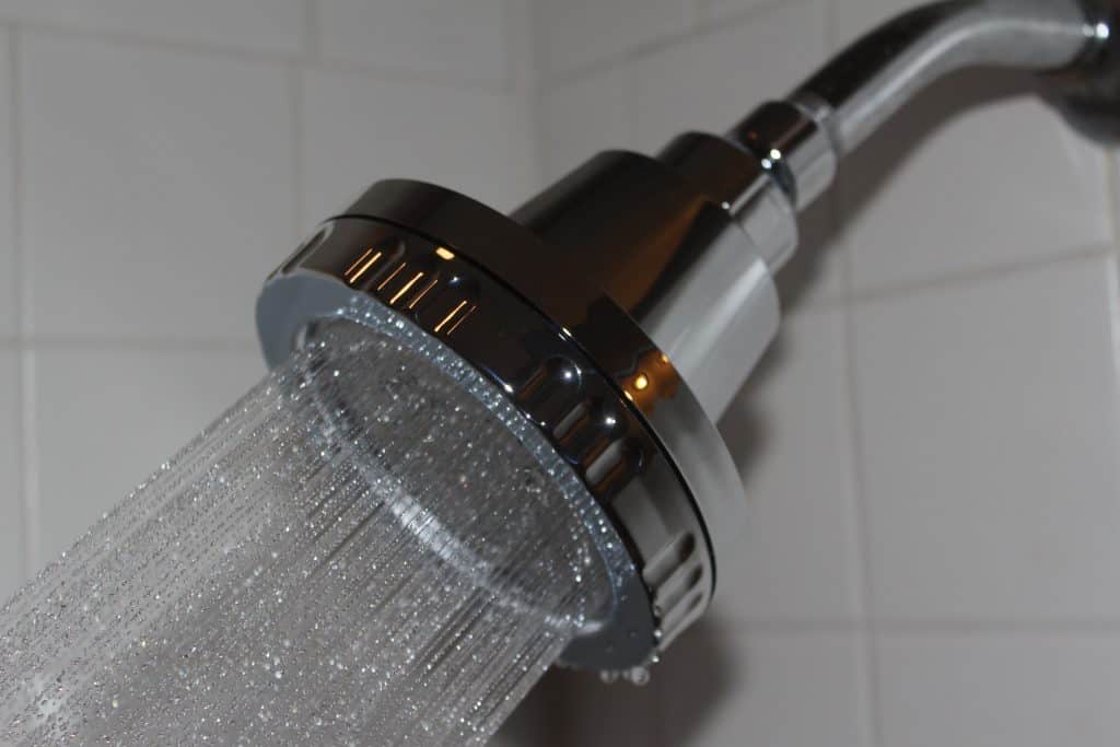 shower head with streaming water