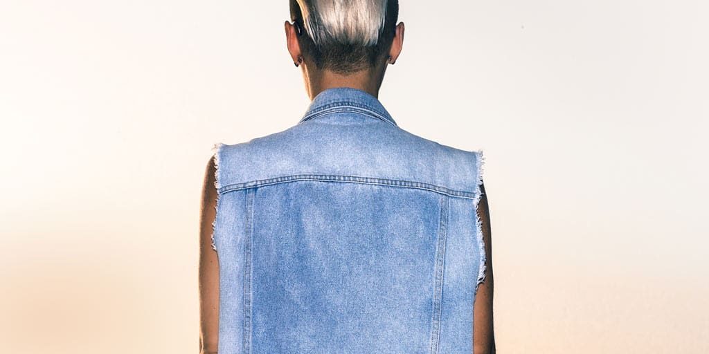 Woman with 90s style: short hair and denim jacket