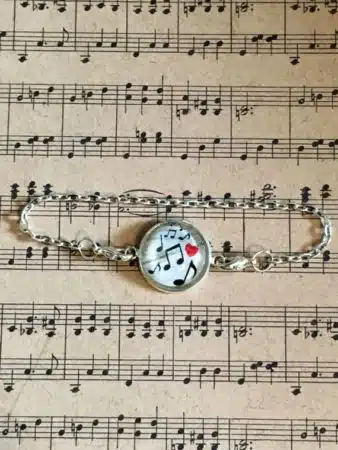 Bracelet with charm and musical notes