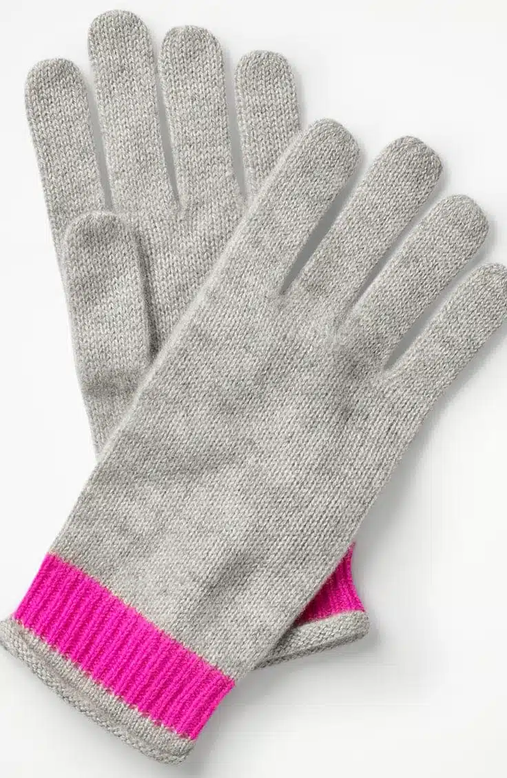 Grey knit gloves with pink trim